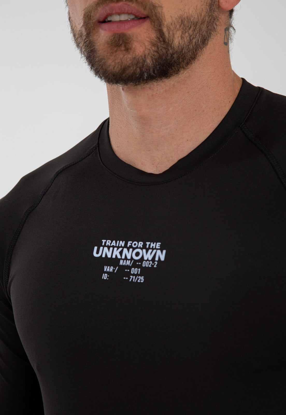 Camiseta deportiva negra manga larga con estampado frontal para hombre