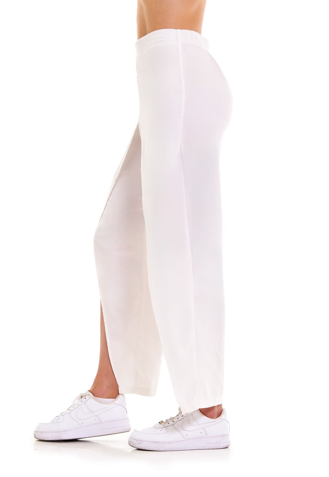 Pantalón blanco con abertura delantera