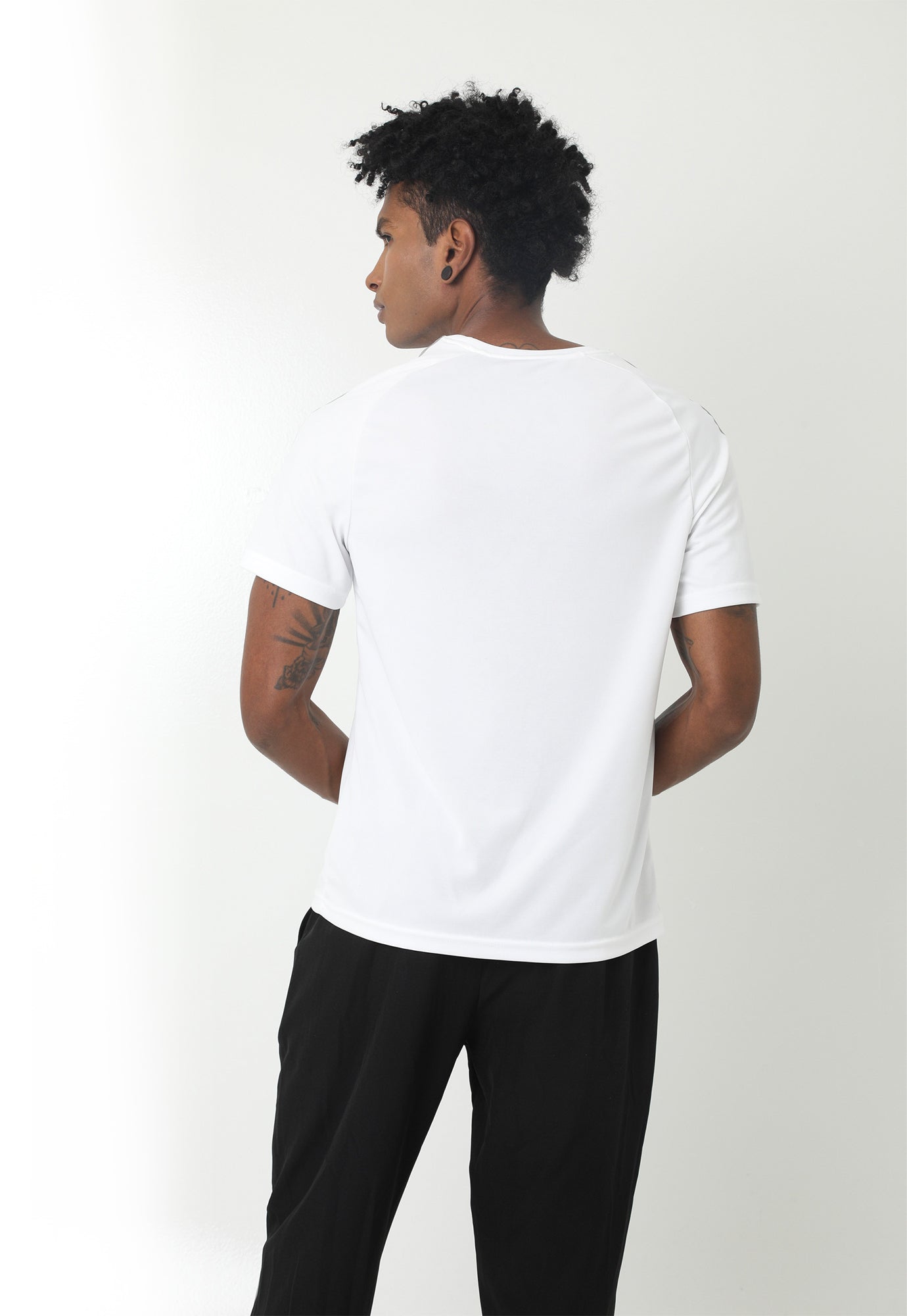 Camiseta deportiva blanco óptico fondo entero, manga corta y cuello redondo para hombre