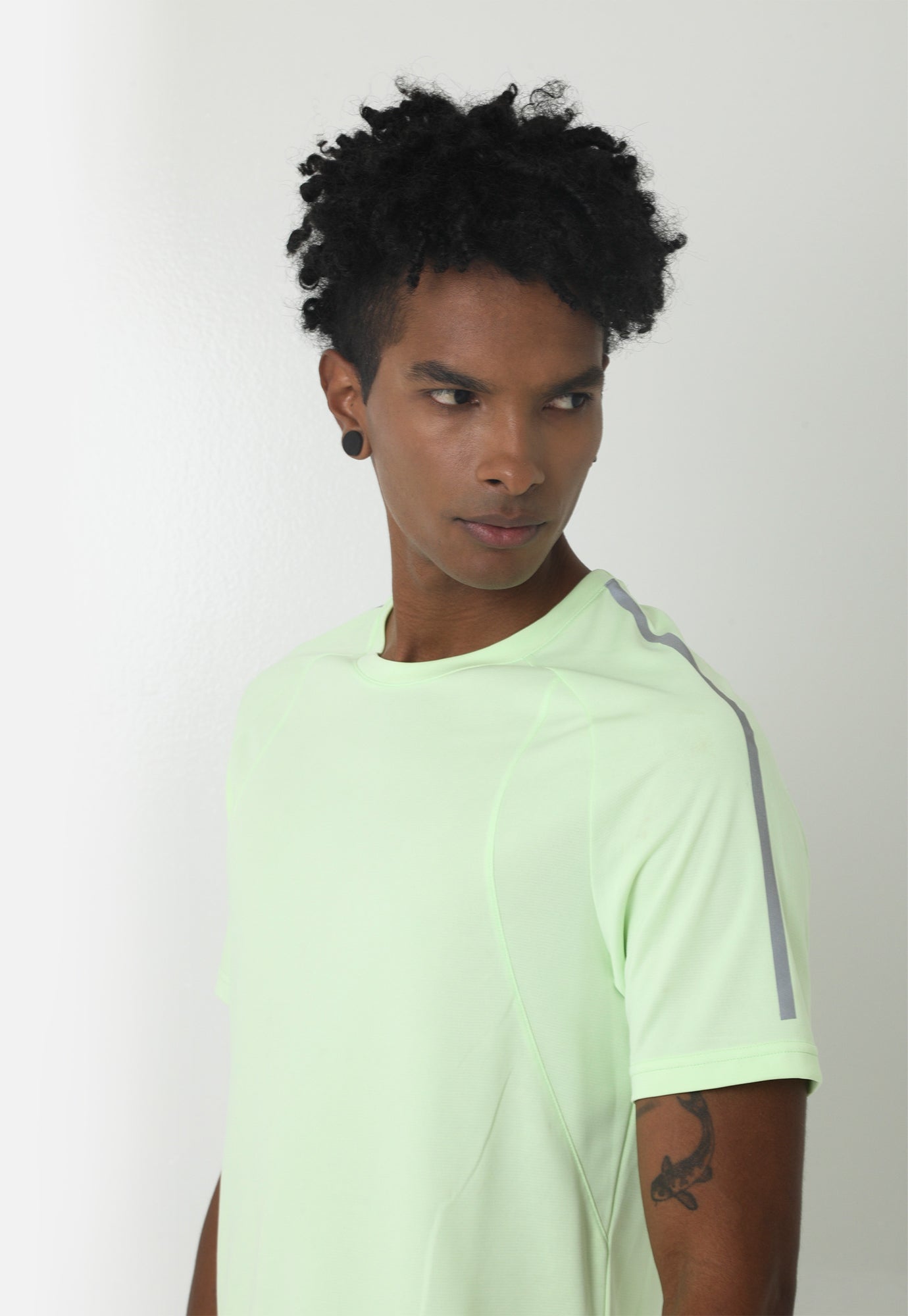Camiseta deportiva verde claro fondo entero, manga corta y cuello redondo para hombre