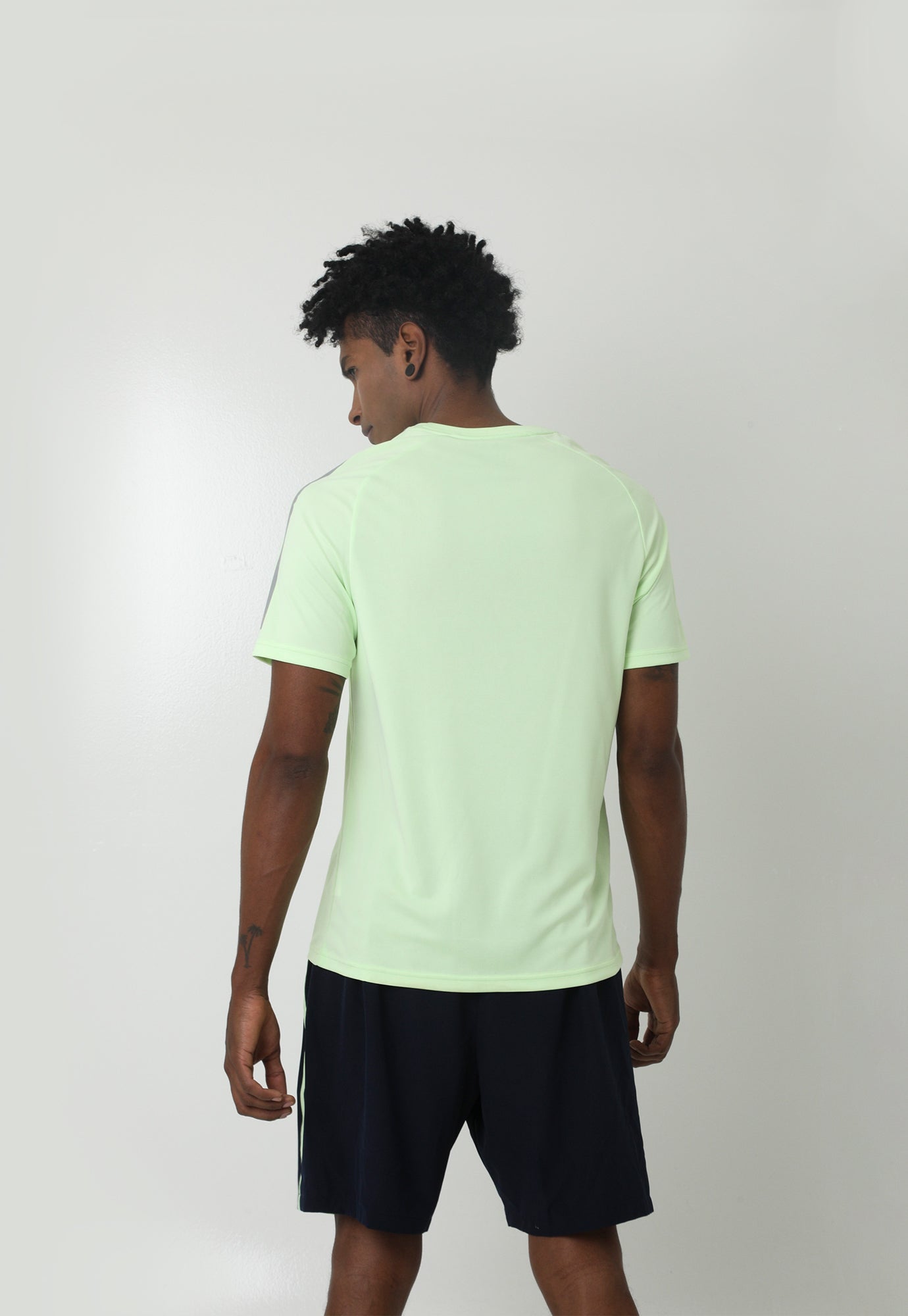 Camiseta deportiva verde claro fondo entero, manga corta y cuello redondo para hombre