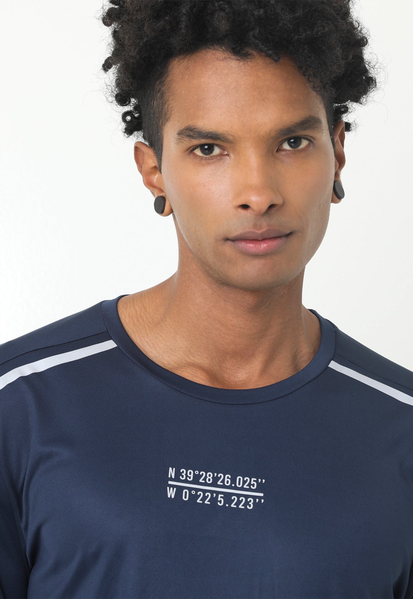 Camiseta deportiva azul oscuro, silueta ajustada, manga larga con detalles reflectivos en hombro para hombre