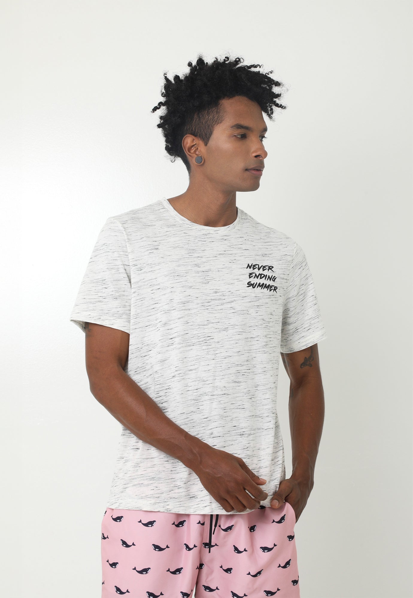 Camiseta de playa ivory cuello redondo, con estampado frontal y en posterior para hombre