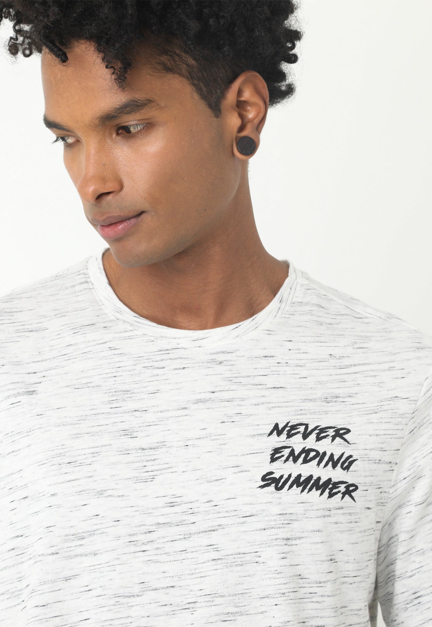 Camiseta de playa ivory cuello redondo, con estampado frontal y en posterior para hombre