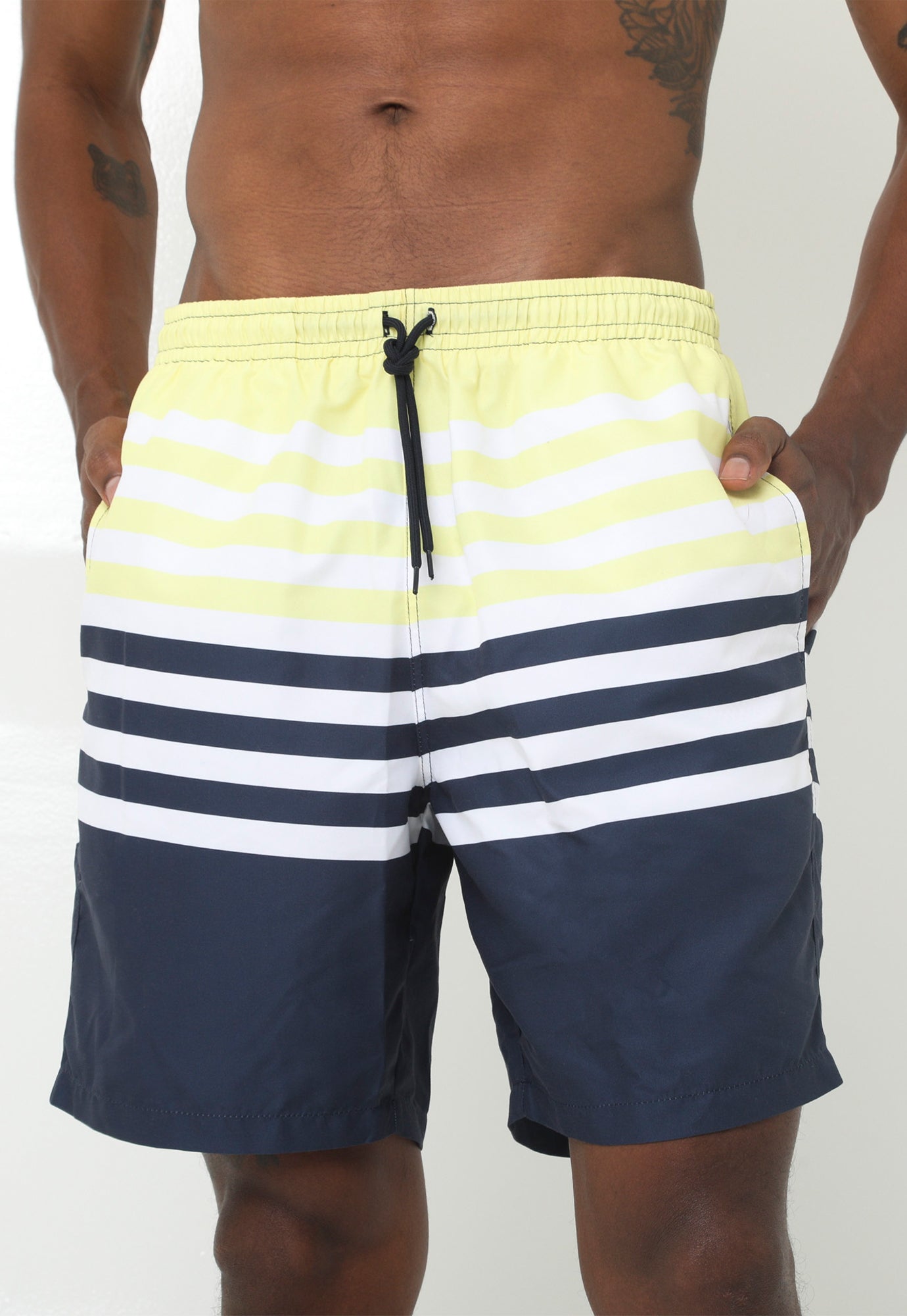 Pantaloneta playera amarillo crispeta en bloques, cordón ajustable y suspensorio interno en malla para hombre