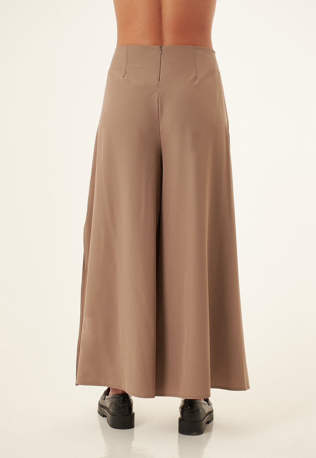 Perfecto para looks relajados o formales.