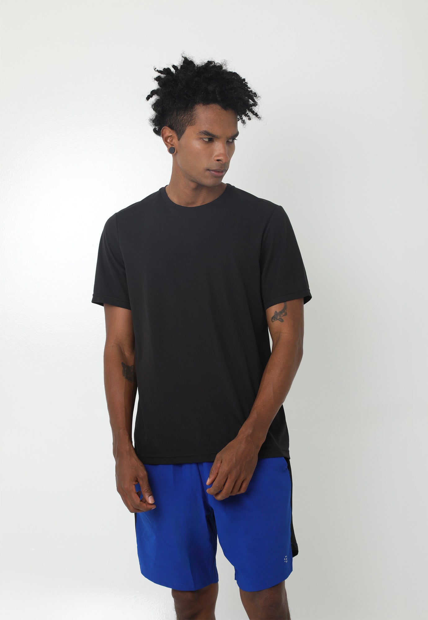 Camiseta deportiva negra fondo entero, manga corta y cuello redondo para hombre