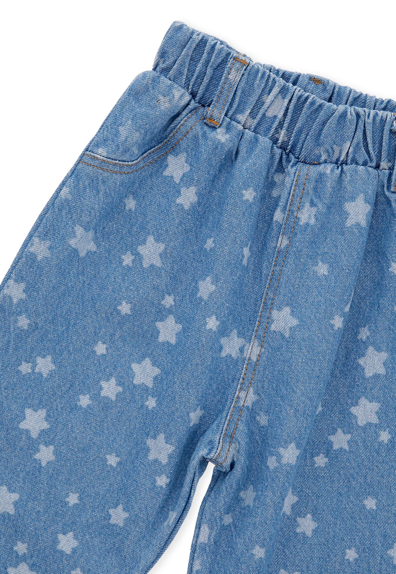 Pantalón azul índigo en denim, con bota desflecada y cintura elástica para bebé niña
