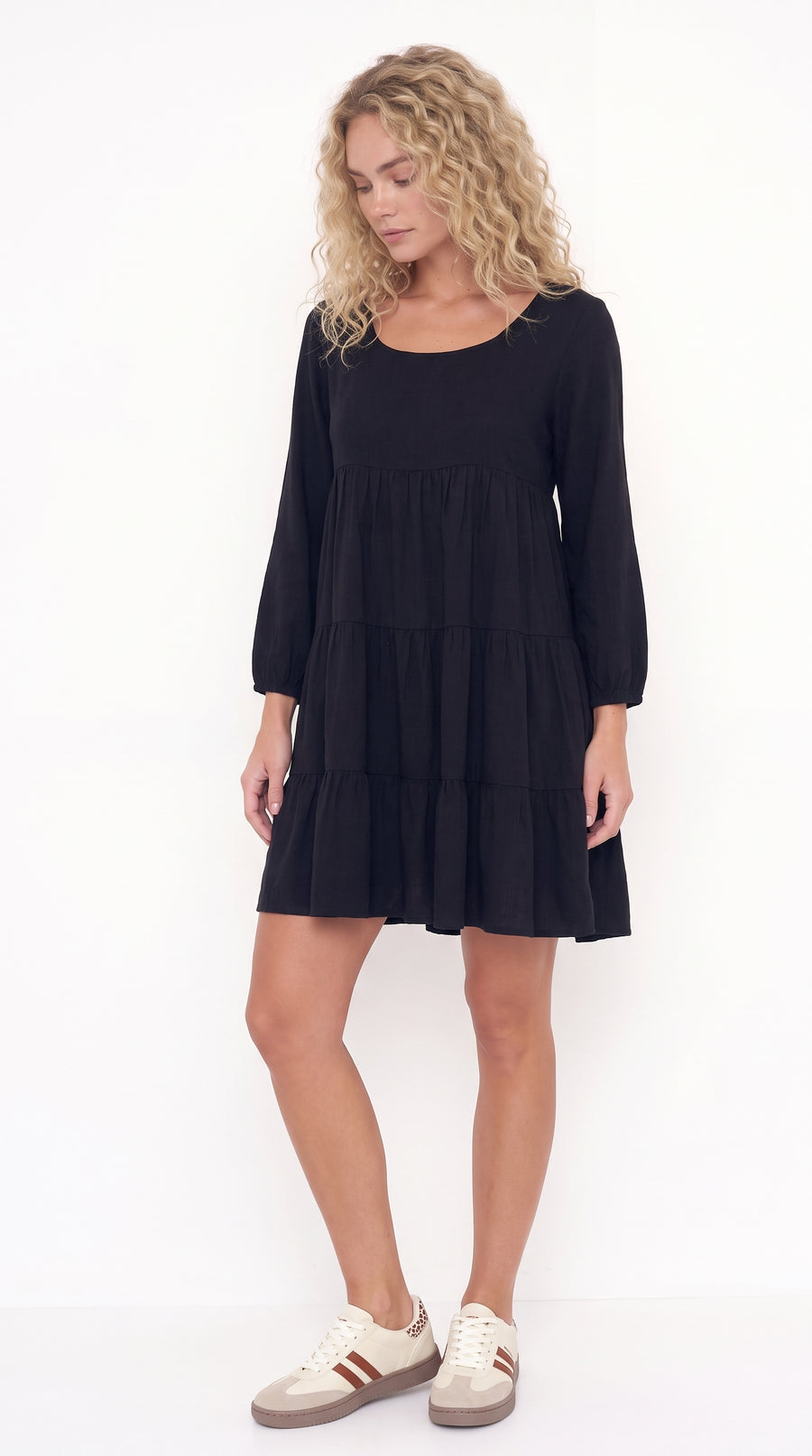 Vestido corto negro con escote semi cuadrado para mujer