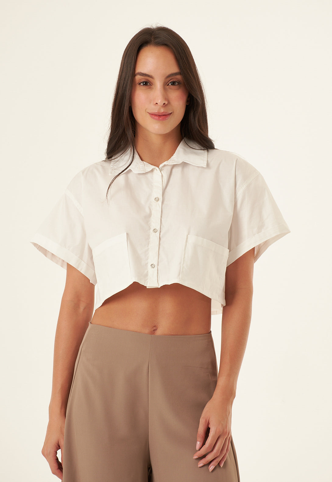 Blusa con cuello y buen ajuste.
