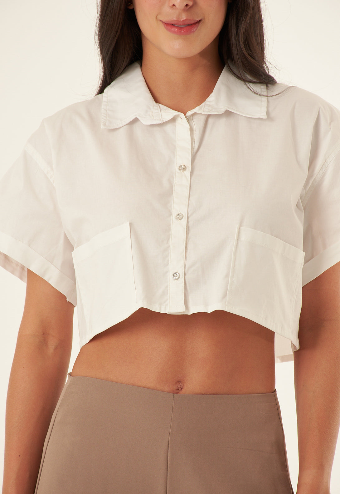 Blusa con bolsillos para mayor practicidad.