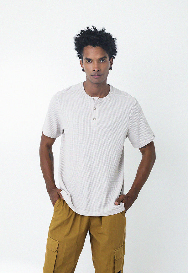 Camiseta arena cuello redondo henley, perilla con botones y manga corta para hombre