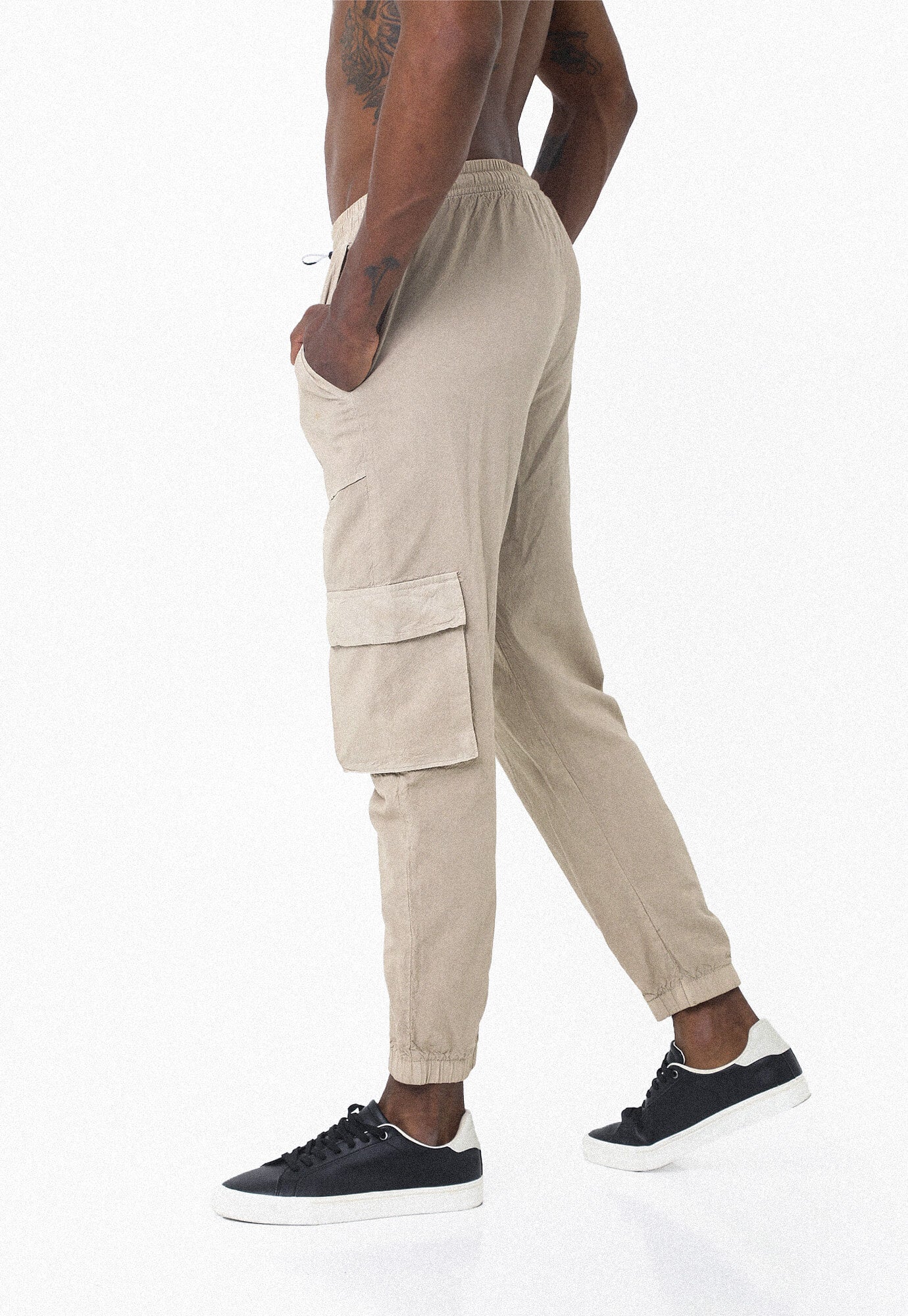 Pantalón arena tipo cargo, bolsillos laterales y botas con elástico para hombre