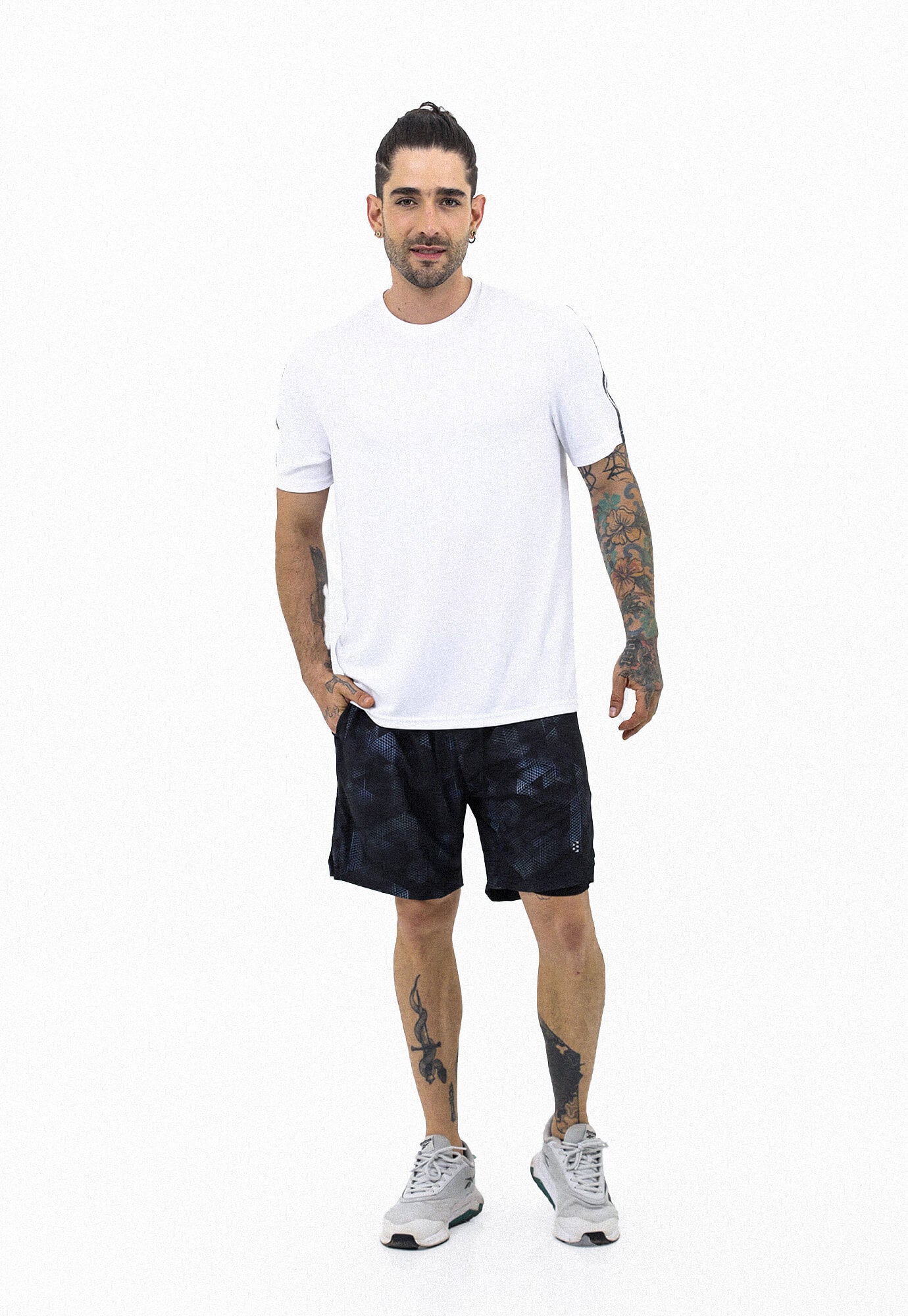 Camiseta deportiva blanco óptico con bloque en malla en espalda y detalle reflectivo para hombre