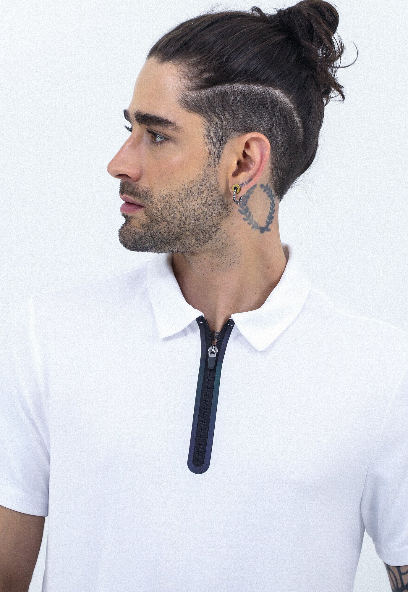 Camiseta deportiva tipo polo blanco óptico con cierre frontal en material reflectivo para hombre