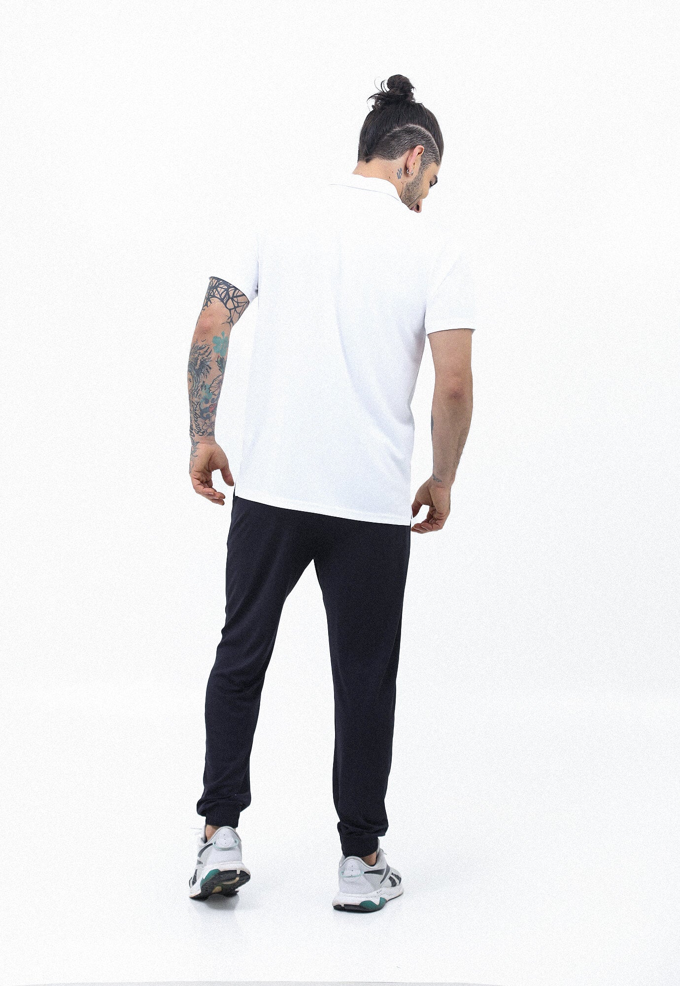 Camiseta deportiva tipo polo blanco óptico con cierre frontal en material reflectivo para hombre