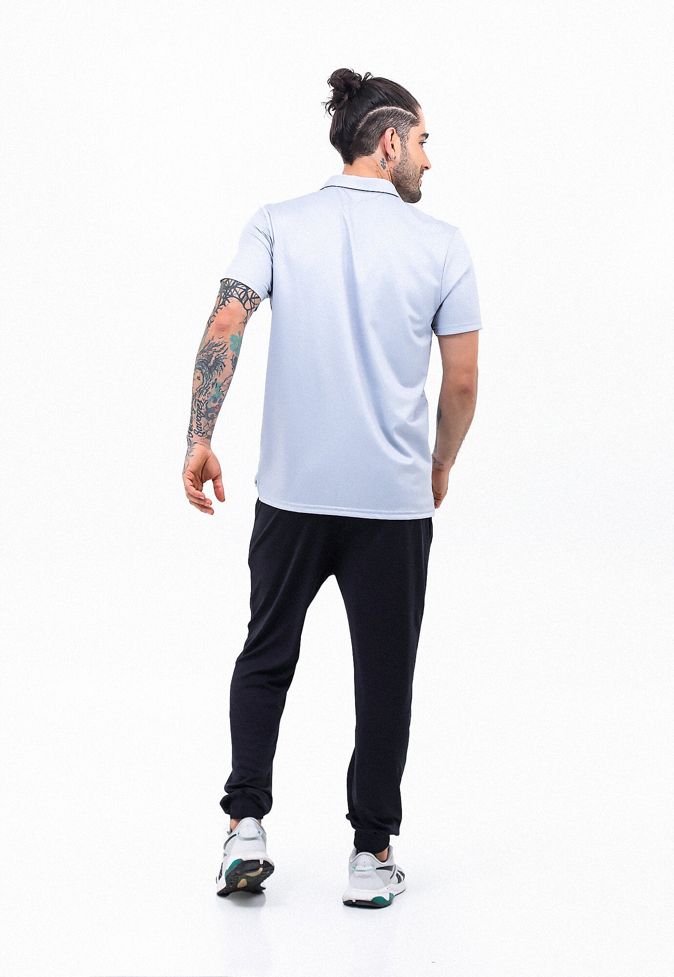 Camiseta deportiva tipo polo plata con cierre frontal en material reflectivo para hombre