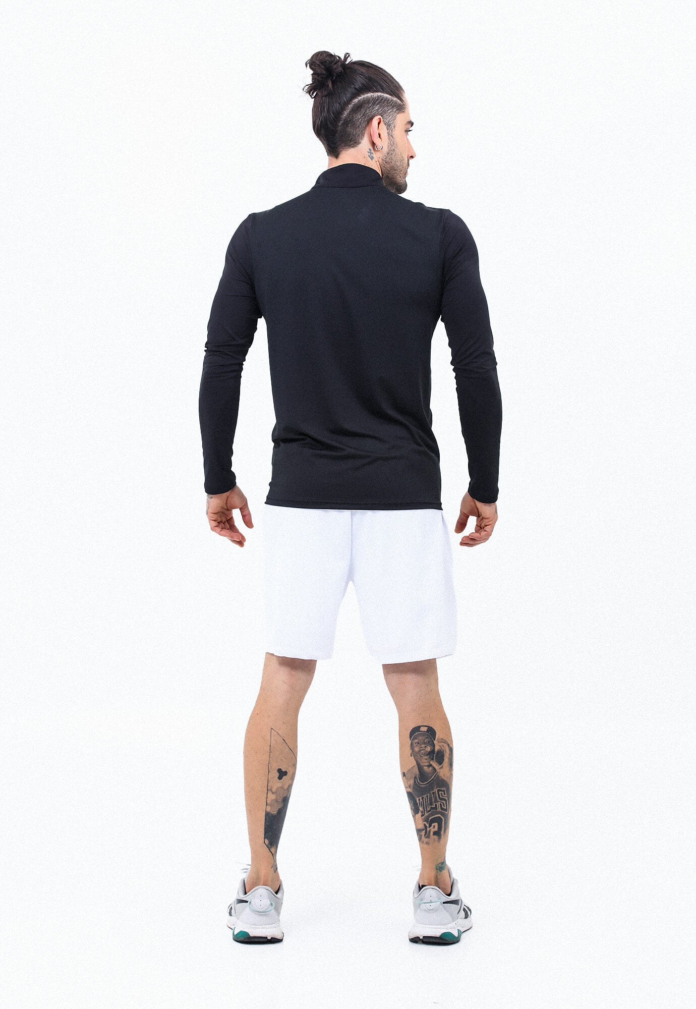 Camiseta deportiva negra con bloques en contraste en mangas, manga larga y cuello redondo para hombre