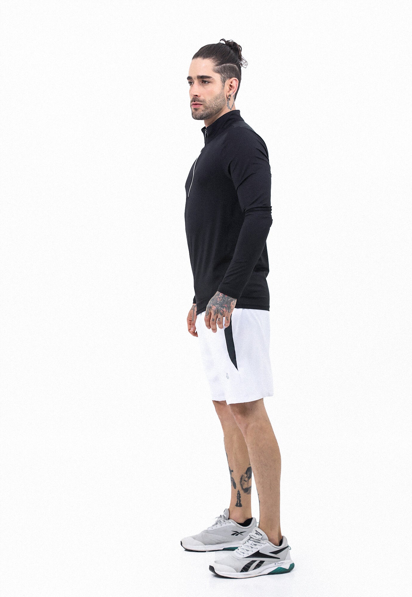 Camiseta deportiva negra con bloques en contraste en mangas, manga larga y cuello redondo para hombre