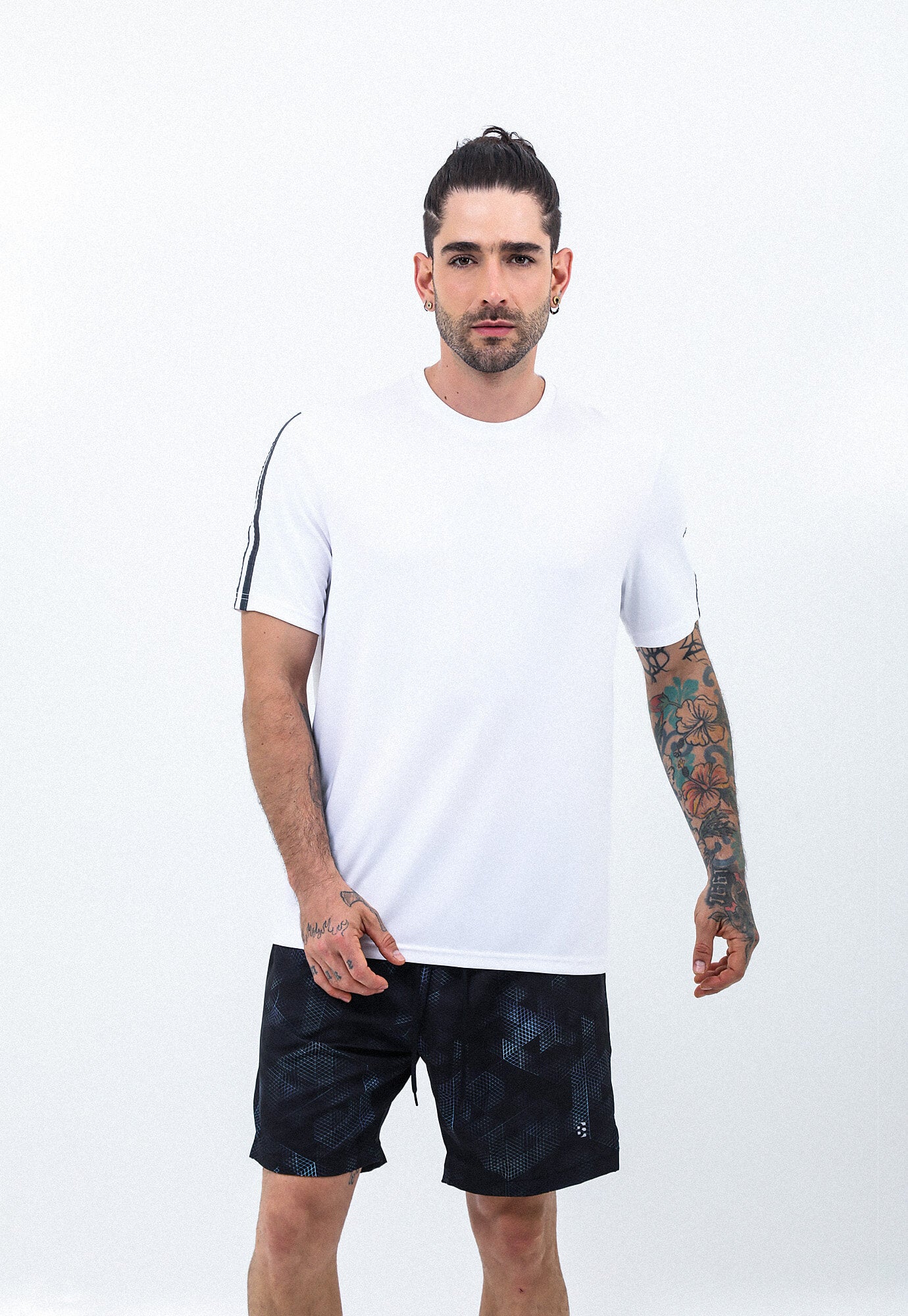 Camiseta deportiva blanco óptico con bloque en malla en espalda y detalle reflectivo para hombre
