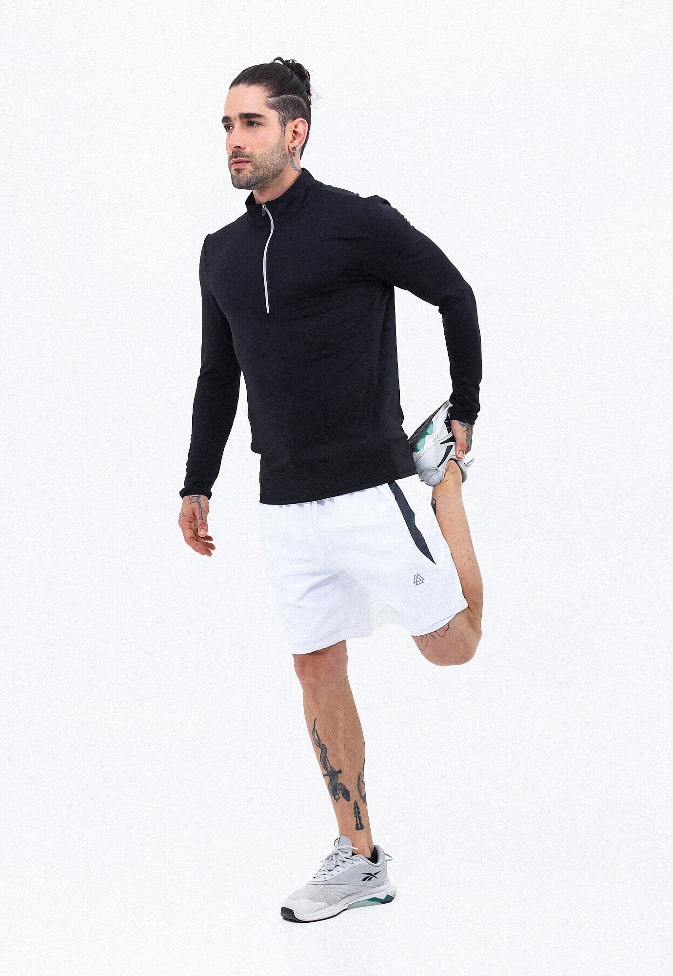 Pantaloneta deportiva blanco óptico con detalles reflectivos en laterales y ciclista interno macher para hombre