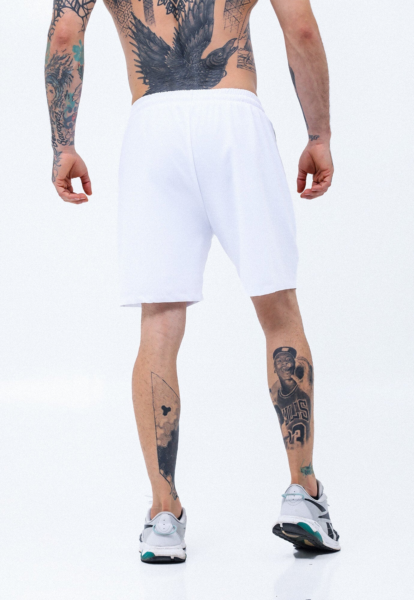 Pantaloneta deportiva blanco óptico con detalles reflectivos en laterales y ciclista interno macher para hombre