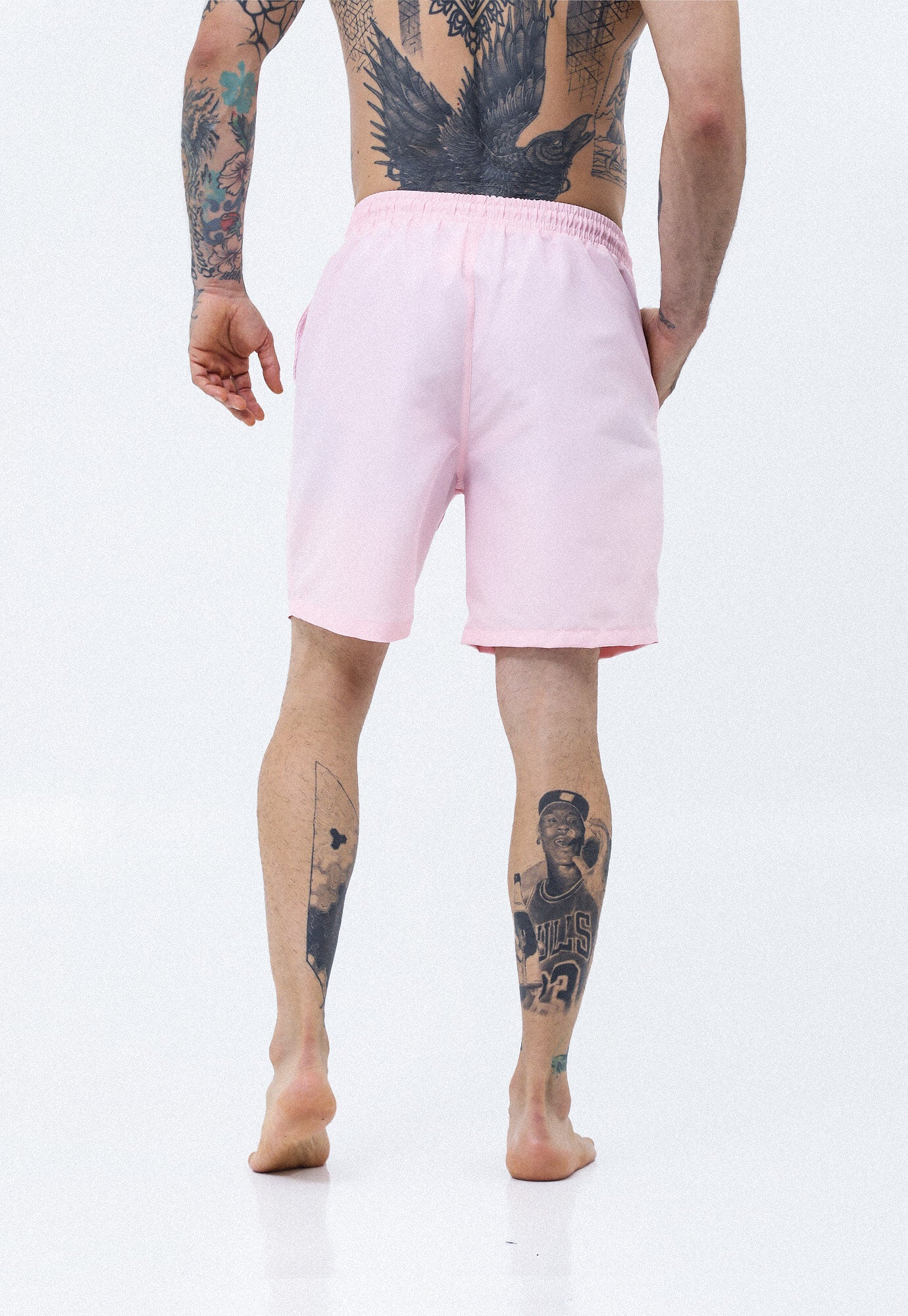 Pantaloneta playera rosado concha con bordado en bota y bolsillos laterales para hombre