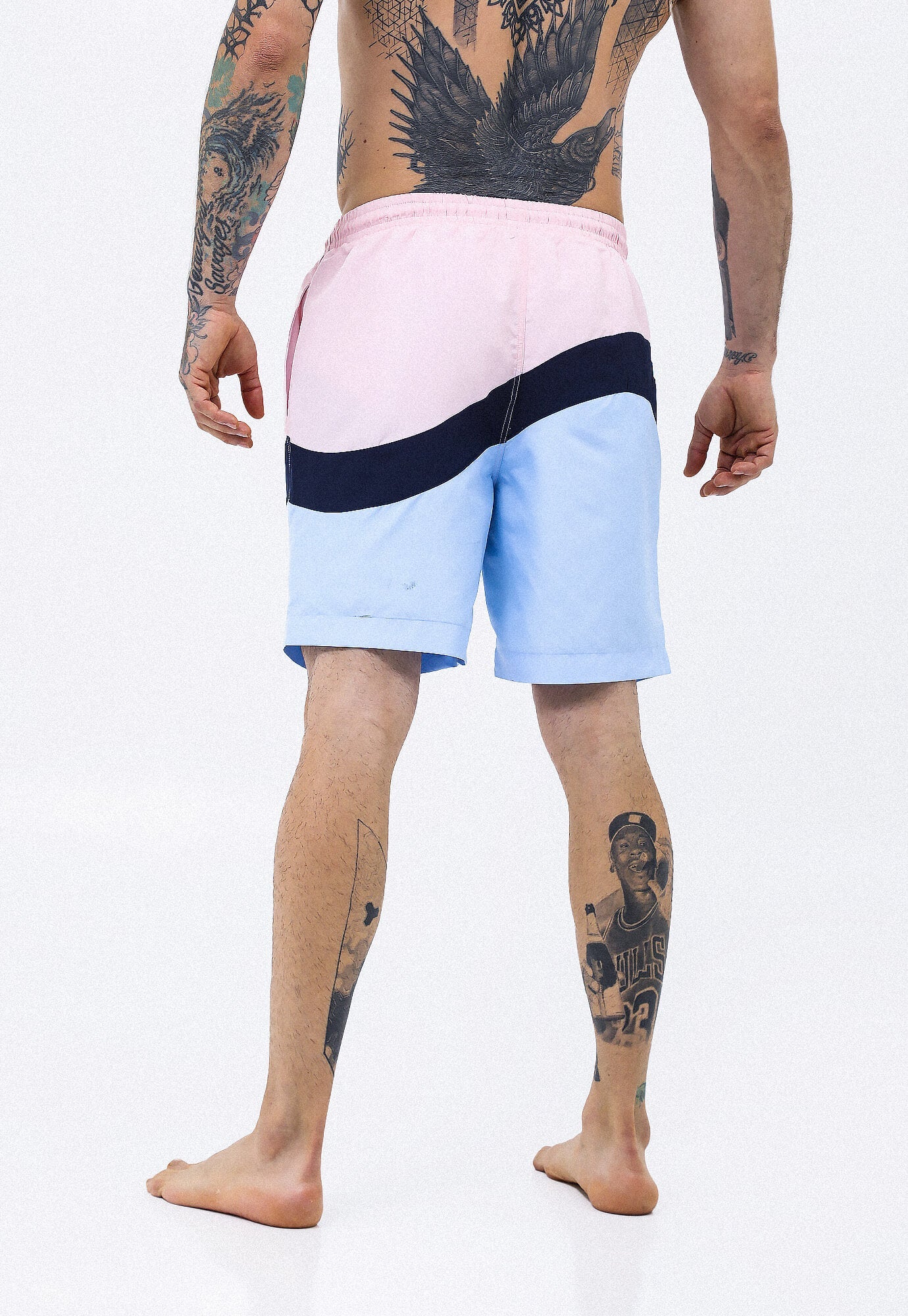 Pantaloneta playera rosado concha en bloques de colores y bolsillos en laterales para hombre