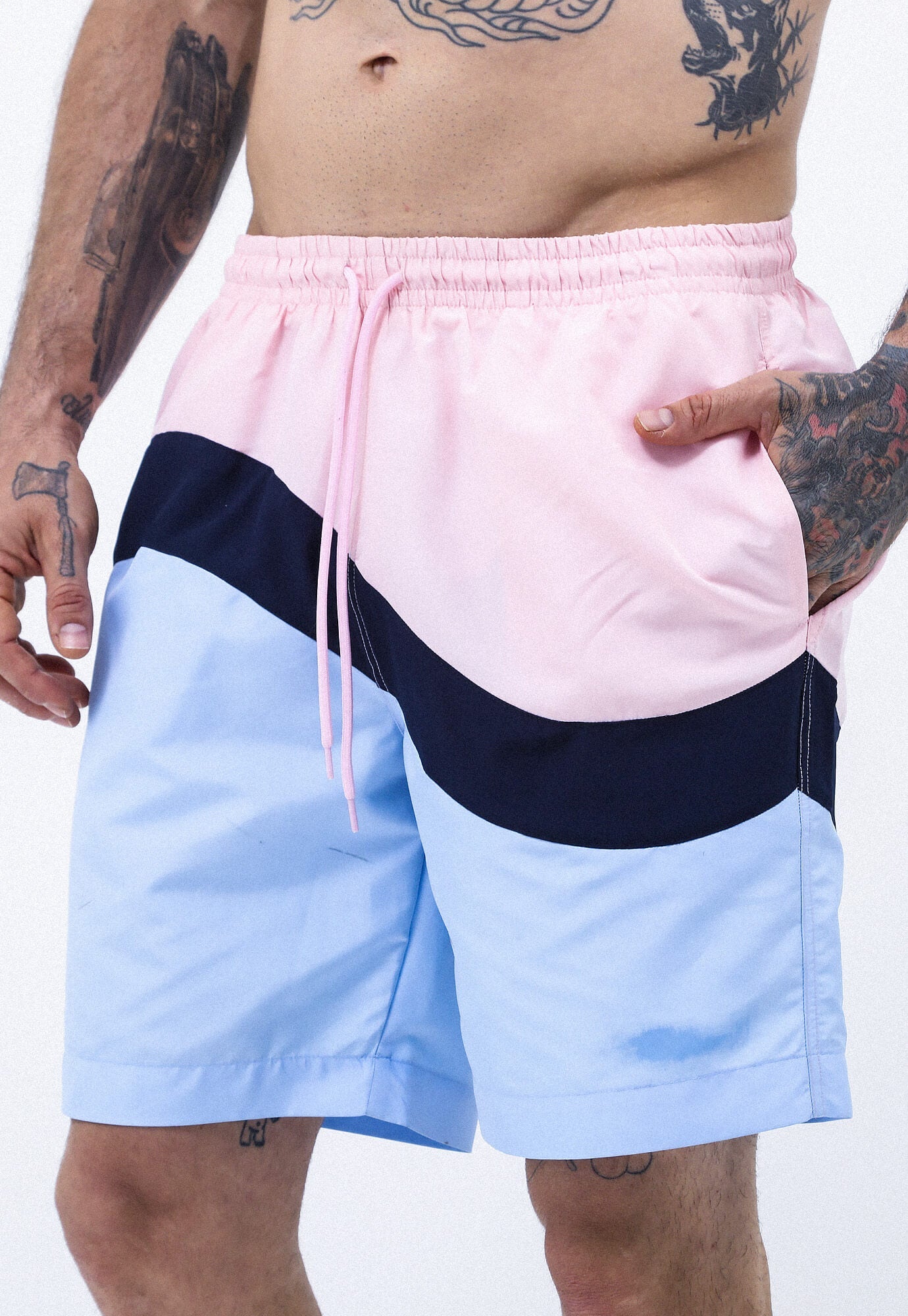 Pantaloneta playera rosado concha en bloques de colores y bolsillos en laterales para hombre