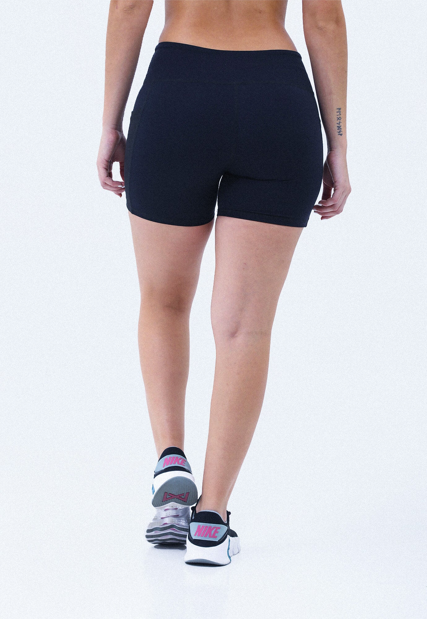 Ciclista deportivo negro con bolsillos laterales en malla y cintura anatómica para mujer