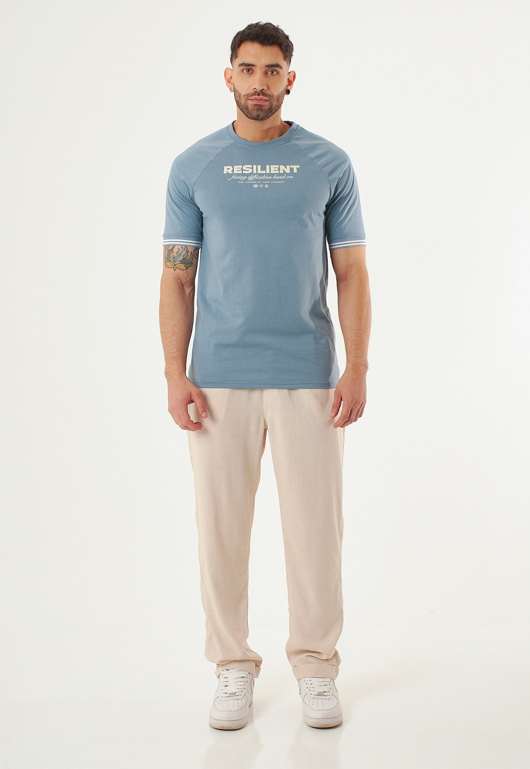 Camiseta exterior con estilo y comodidad.