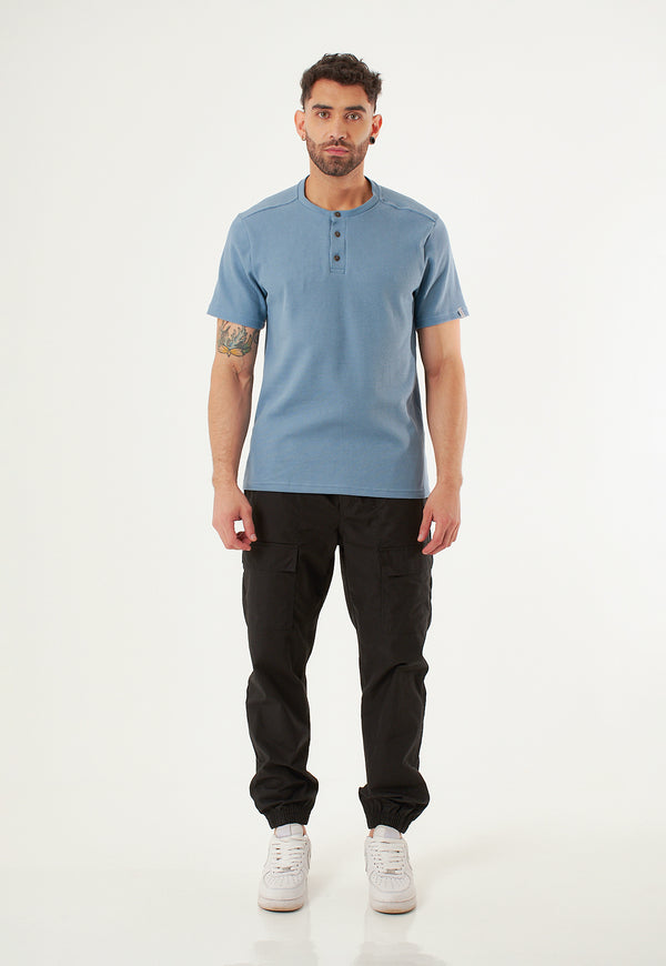 Jogger negro con bolsillos cargo para hombre