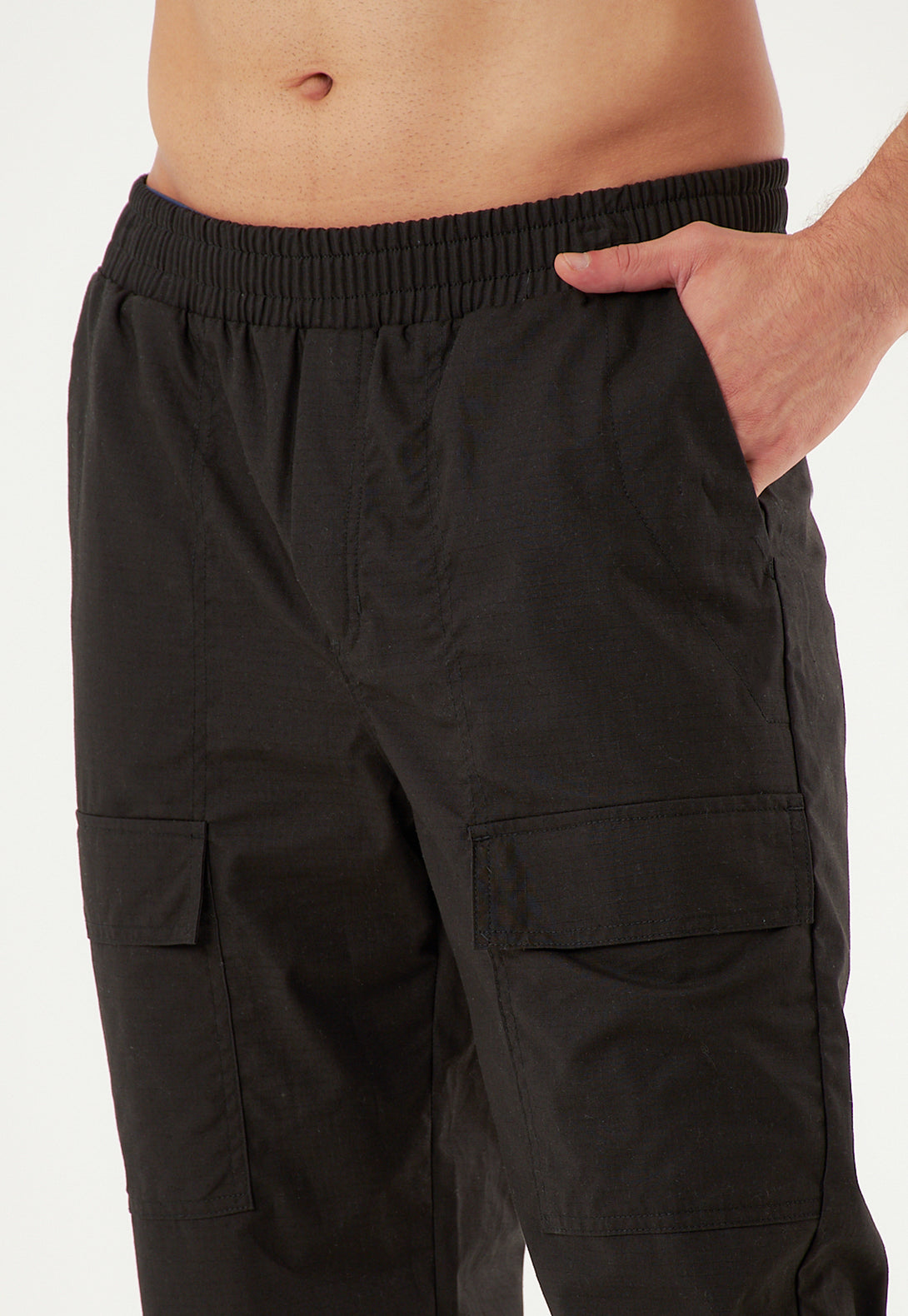 Pantalón con bolsillos funcionales.