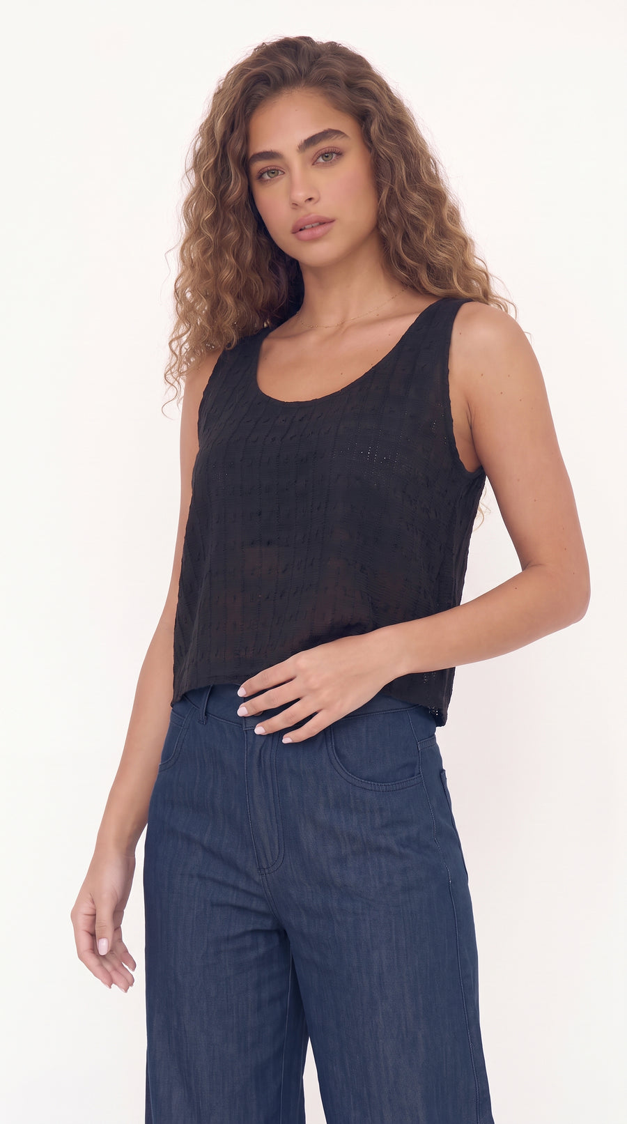 Camiseta manga sisa negra con textura para mujer – Belife