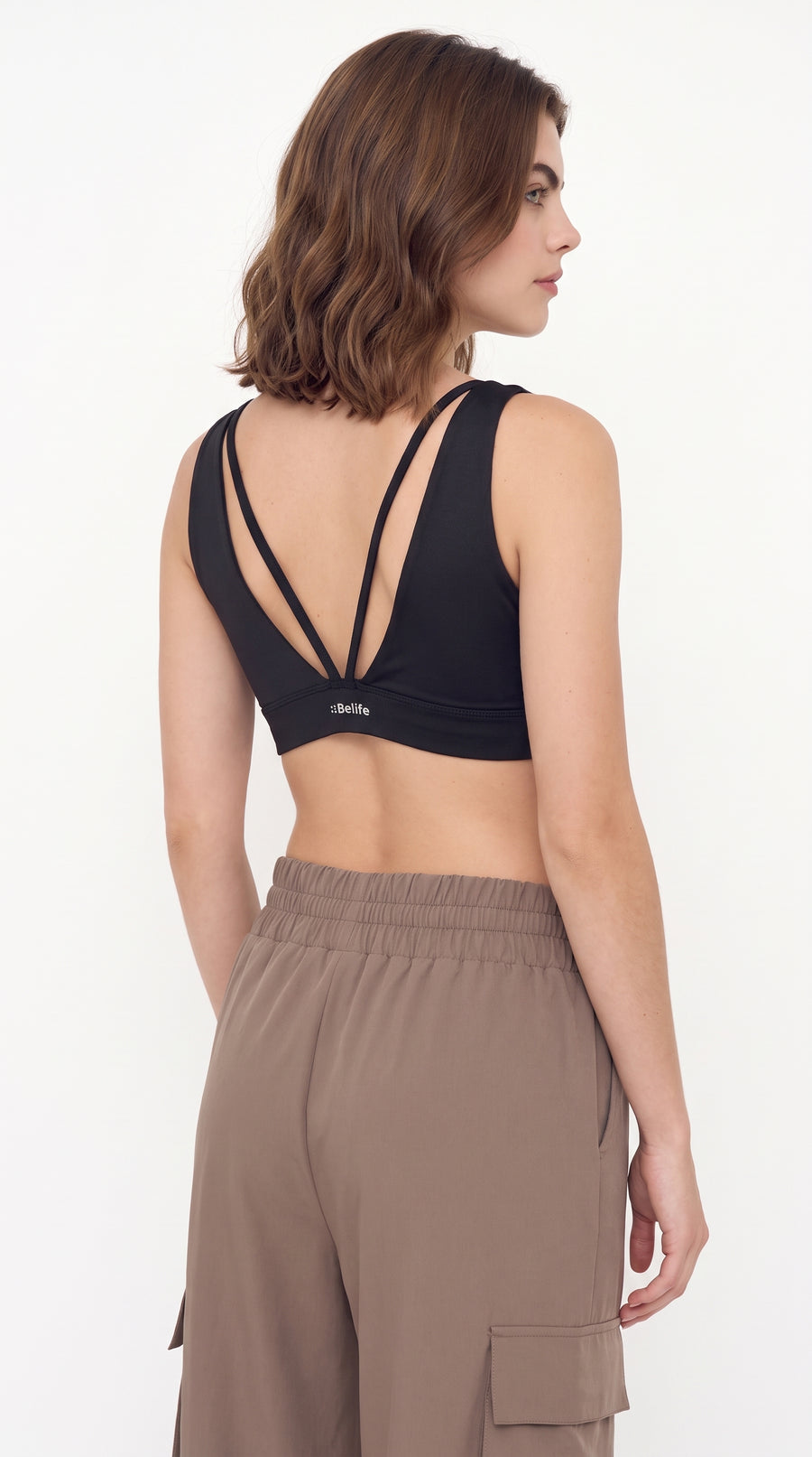 Top deportivo negro con escote cuadrado para mujer