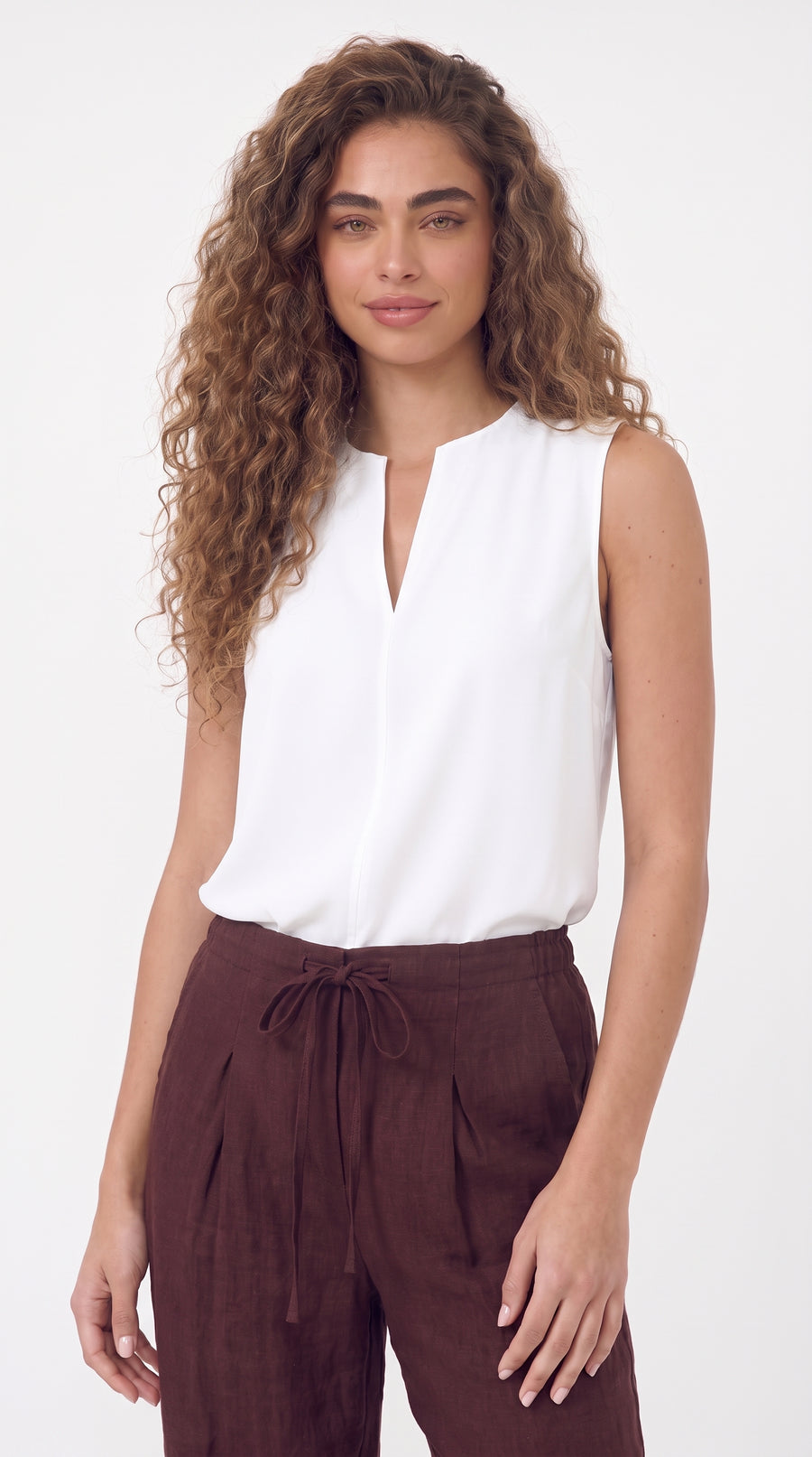 Camiseta blanca manga sisa con escote en V para mujer – Belife