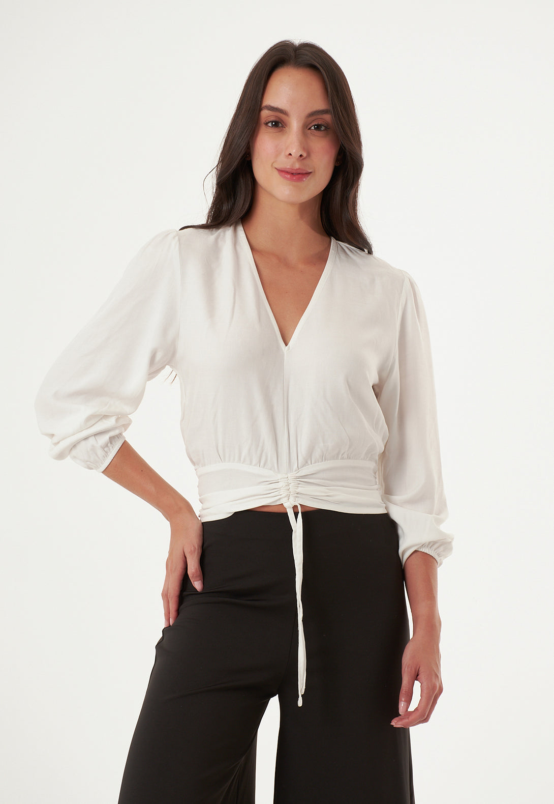 Prenda con recogido ajustable y buen calce.