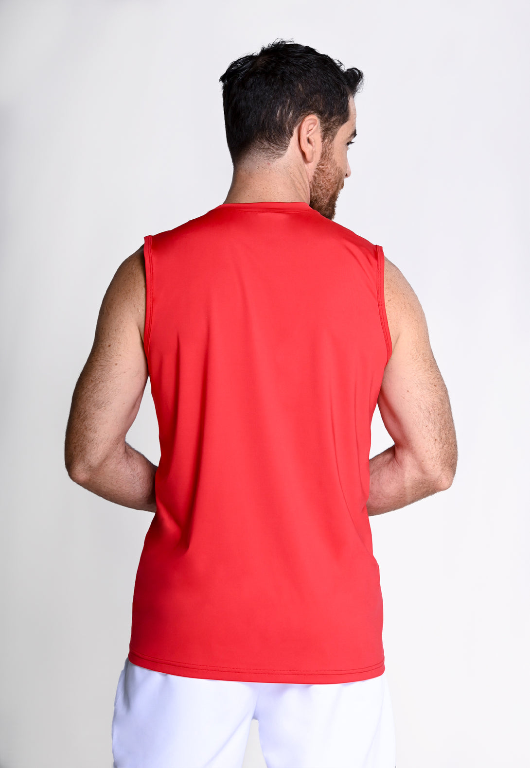Diseño ligero con cuello redondo y cortes frontales 
