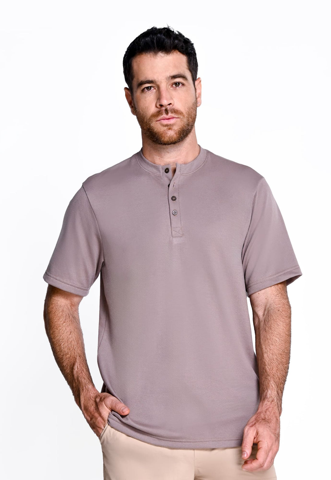 Camiseta manga corta y cuello tipo henley