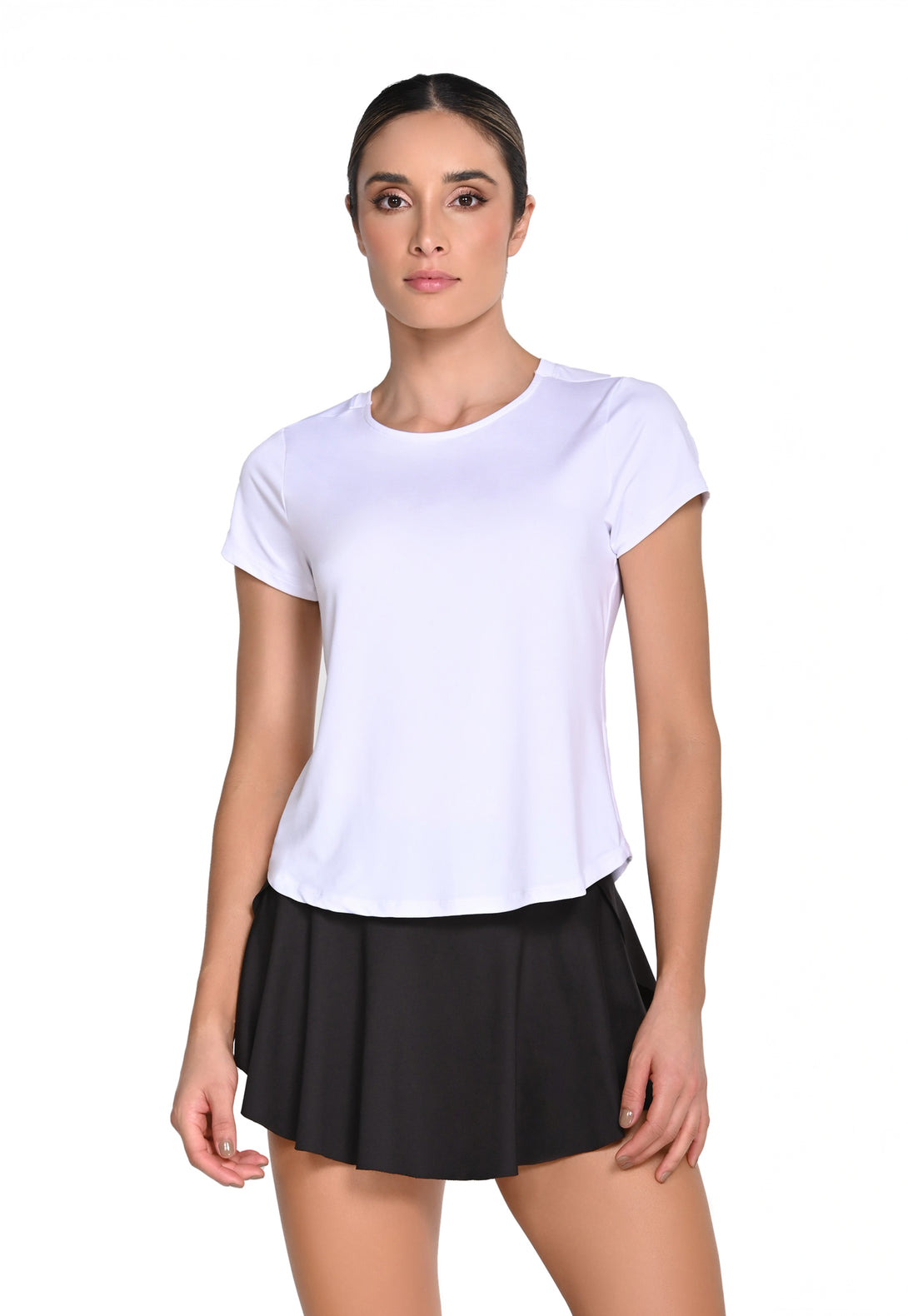 Camiseta manga corta, cuello redondo y detalles que marcan la diferencia.