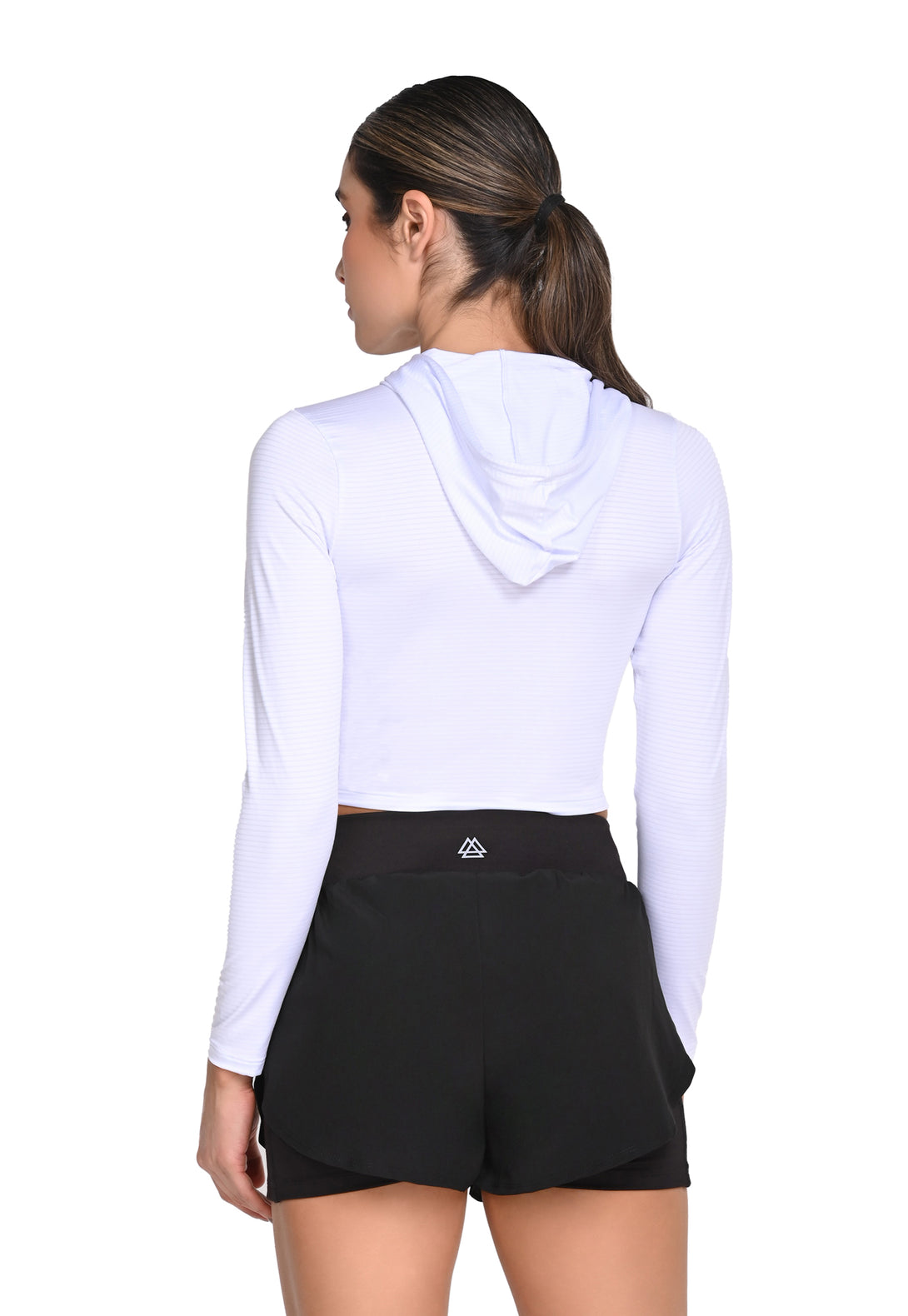 Este buso contiene una elegante capucha.