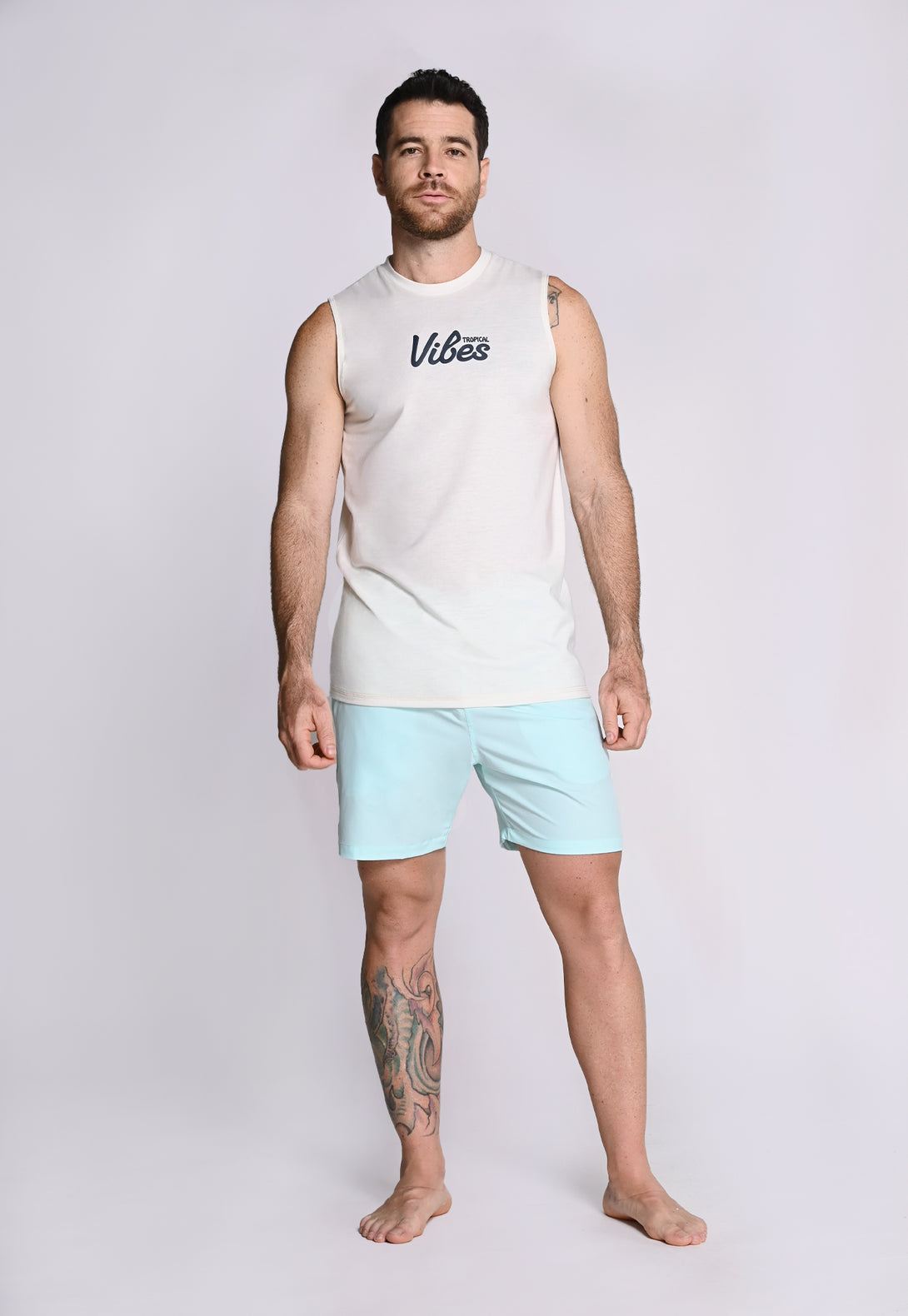 Cuello redondo, manga sisa y buen estilo.