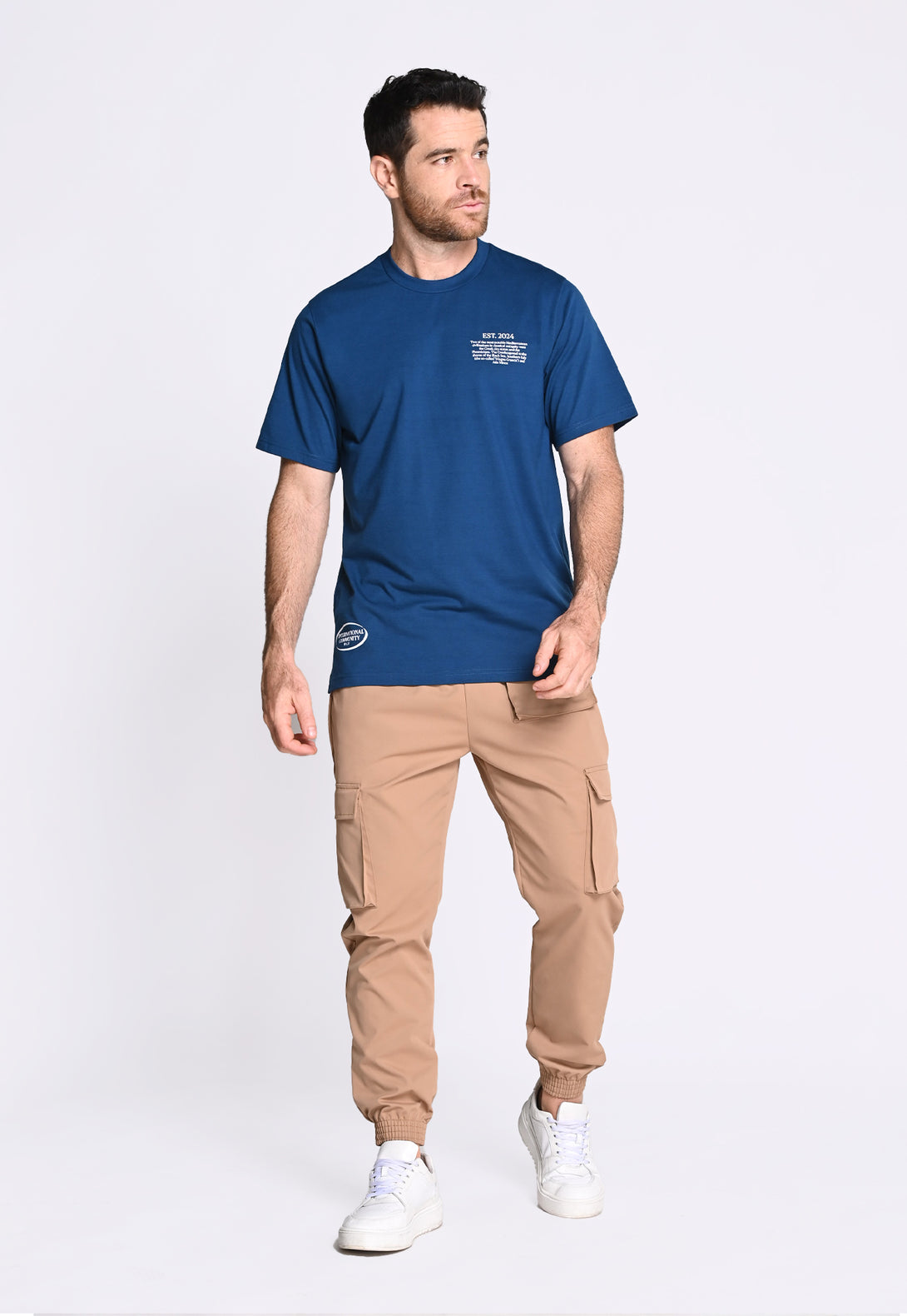 Camiseta manga corta con cuello redondo.