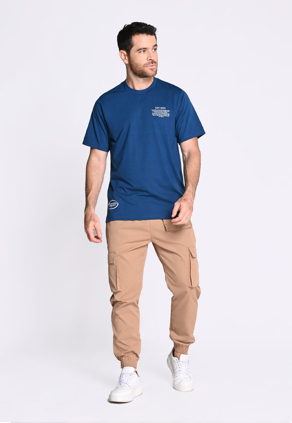Camiseta manga corta con cuello redondo.
