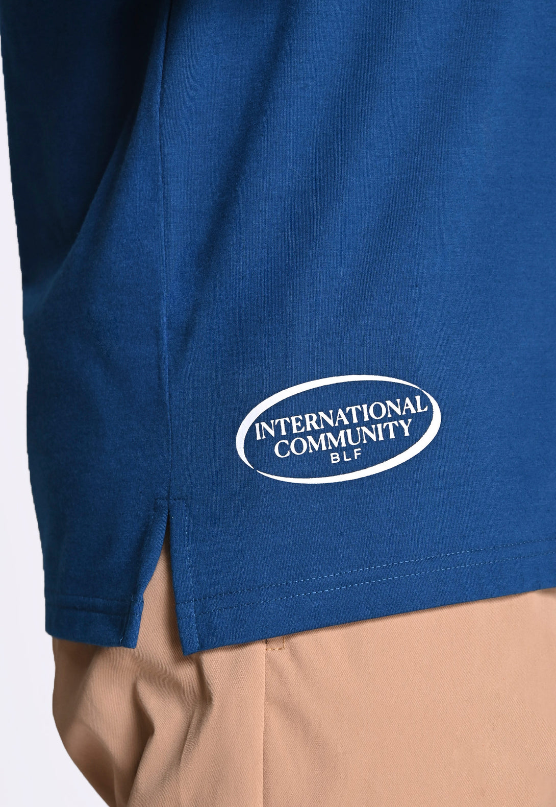 Camiseta en tejido acanalado con aberturas laterales.