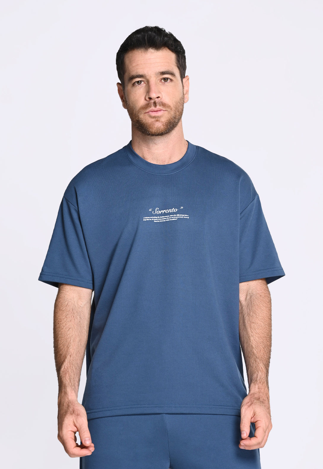Camiseta con cuello acanalado.