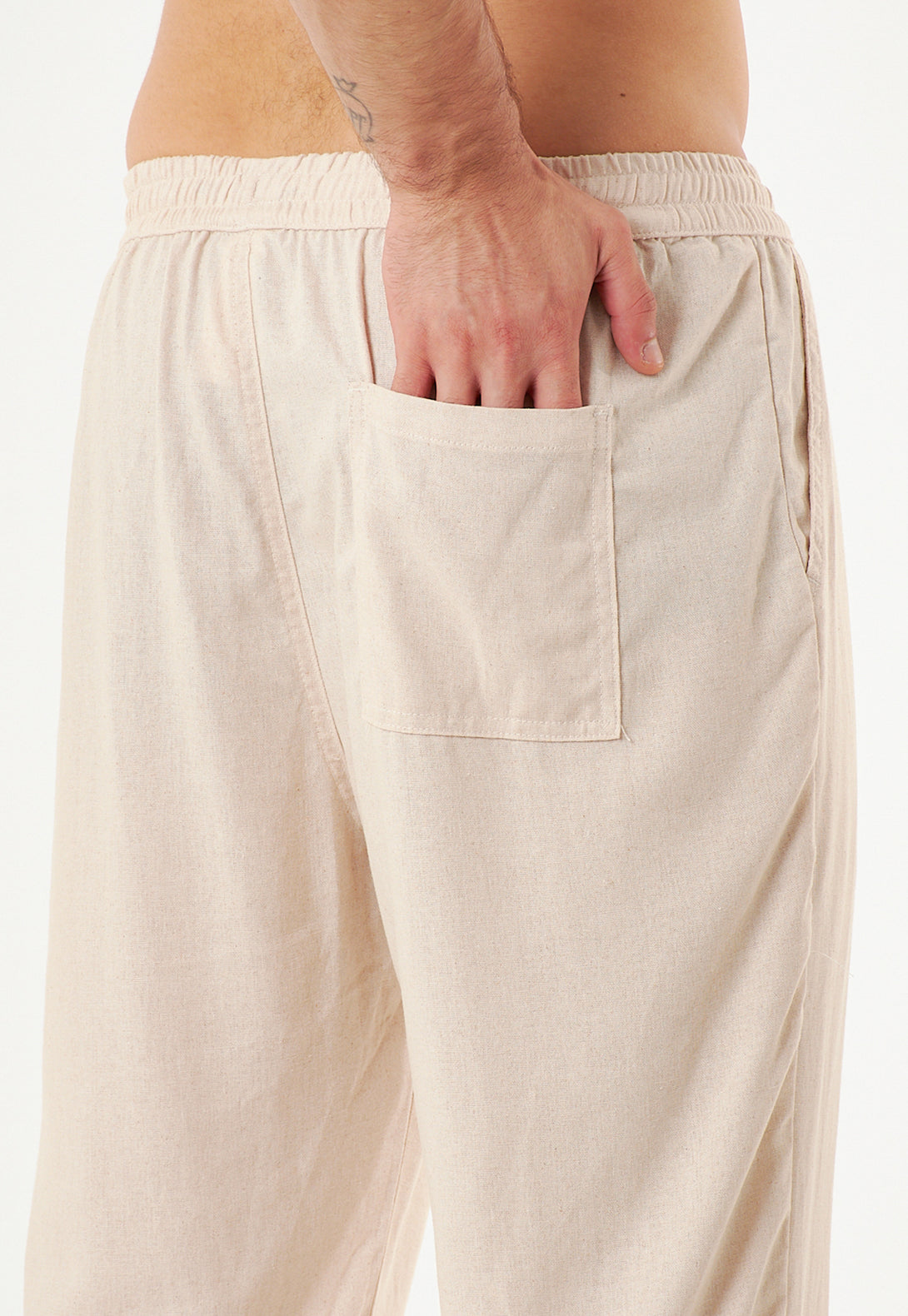 Pantalón con bolsillo trasero funcional