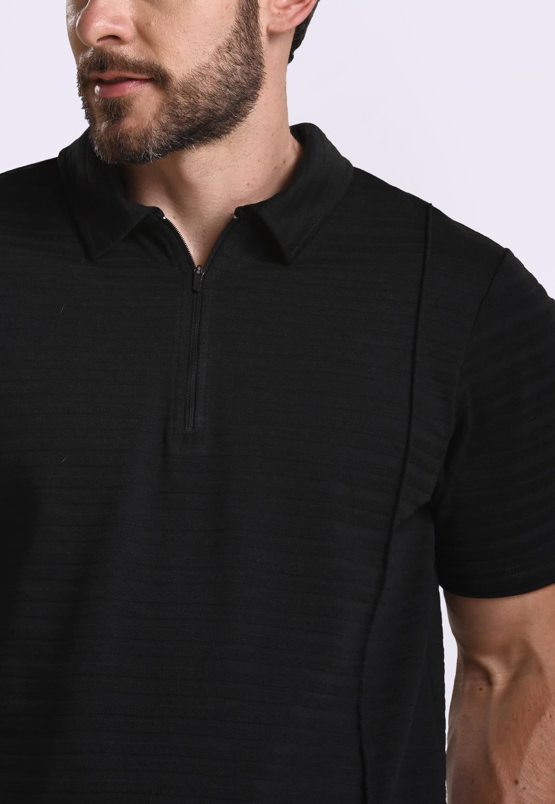 Textura suave y cortes verticales para un look fresco.