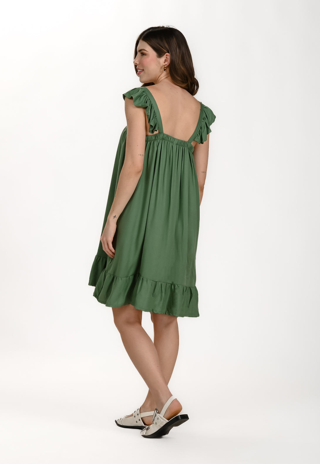 Un vestido corto con detalle en la espalda.