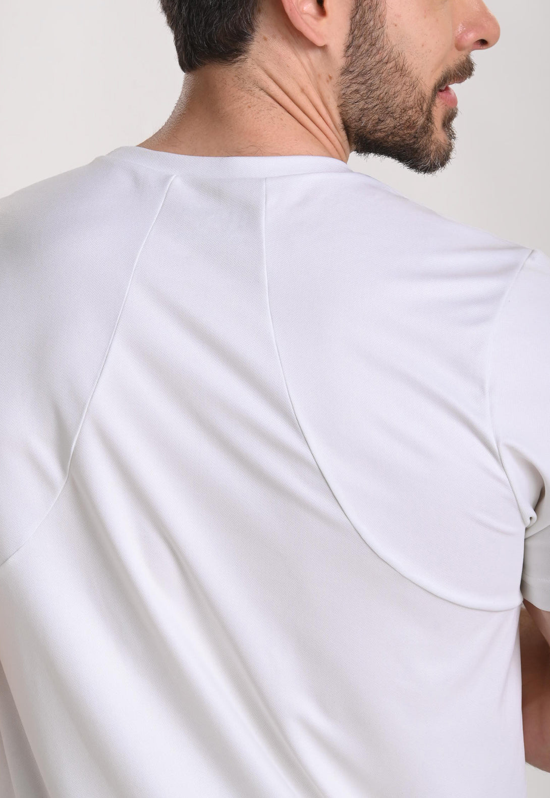 Camiseta fresca con un detalle especial en la espalda.